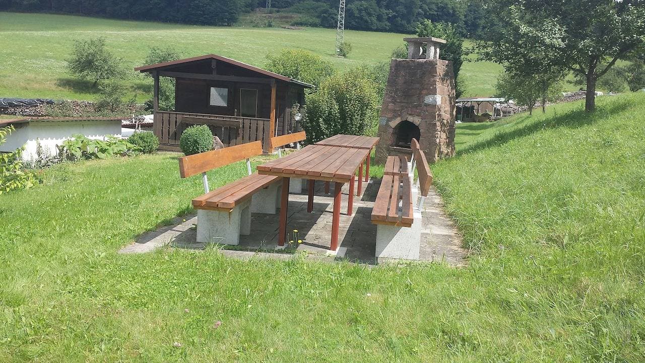 Foto 7 von 39: Pension Gästehaus Cornelia - Doppelzimmer 3 mit Terrasse und Ausblick ins Grüne