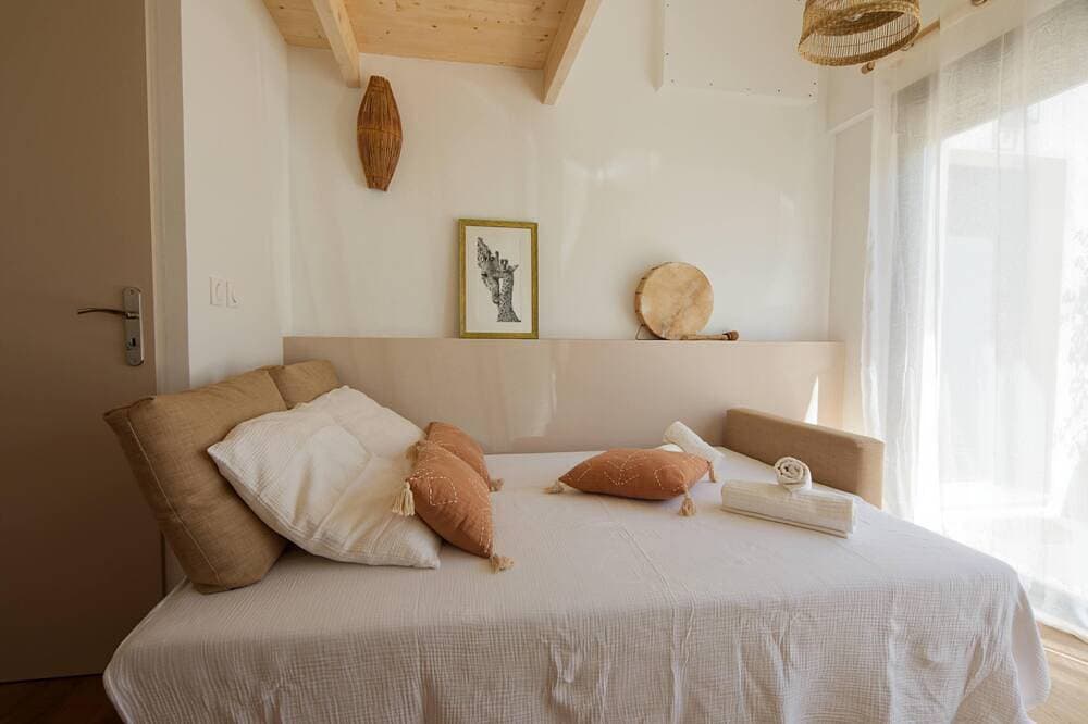 Separate room with pool access 1