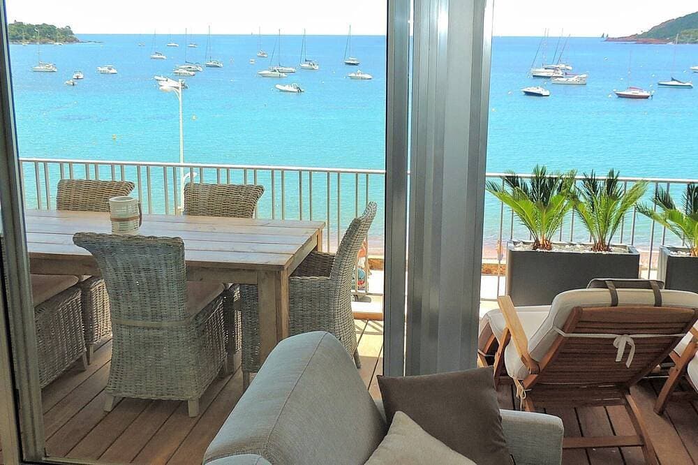 Privileged location for this beautiful seafront apartment 1