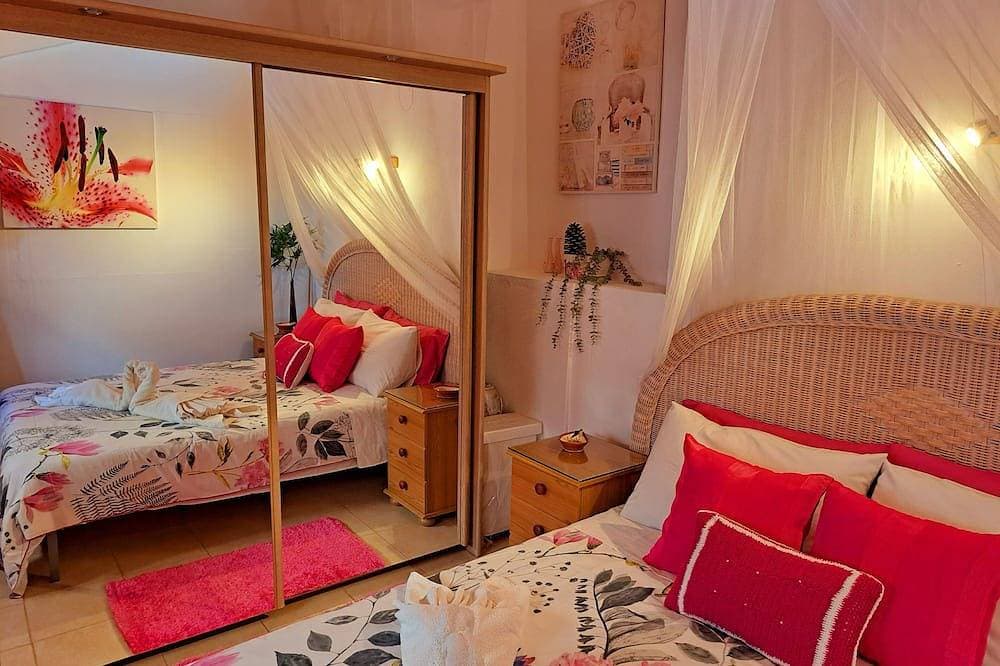 Cosy country cottage with  plunge pool & bbq set in the peaceful countryside, 1