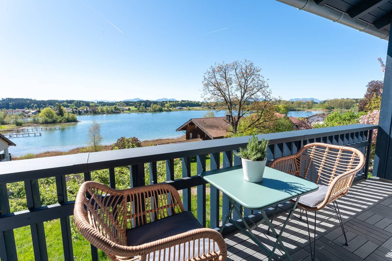 Foto 5 von 19: Ferienwohnung Aribo - Ferienwohnung 48qm mit Bergblick und Seeblick vom Balkon