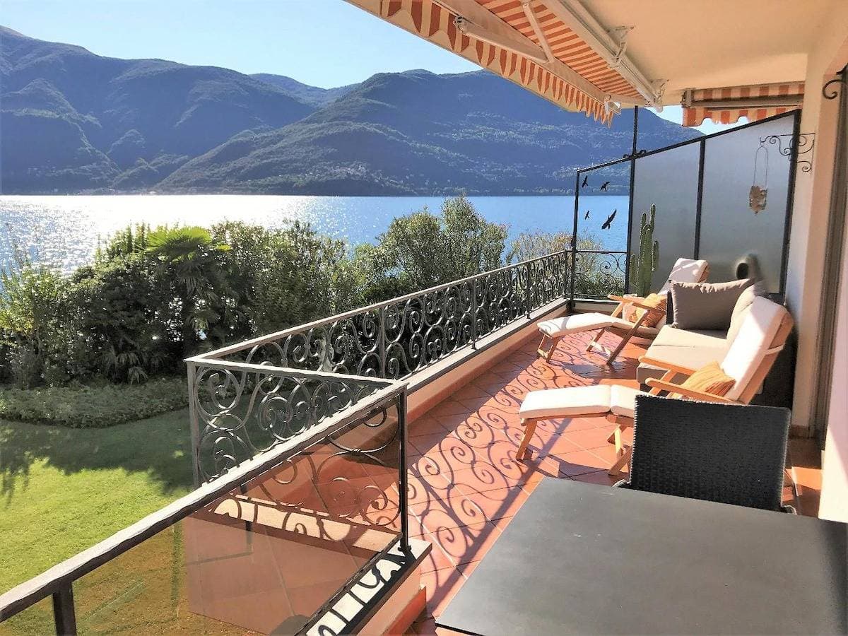 Ferienwohnung am Ufer des Lago Maggiore, grosse Terrasse mit Seeblick und Seezugang 1