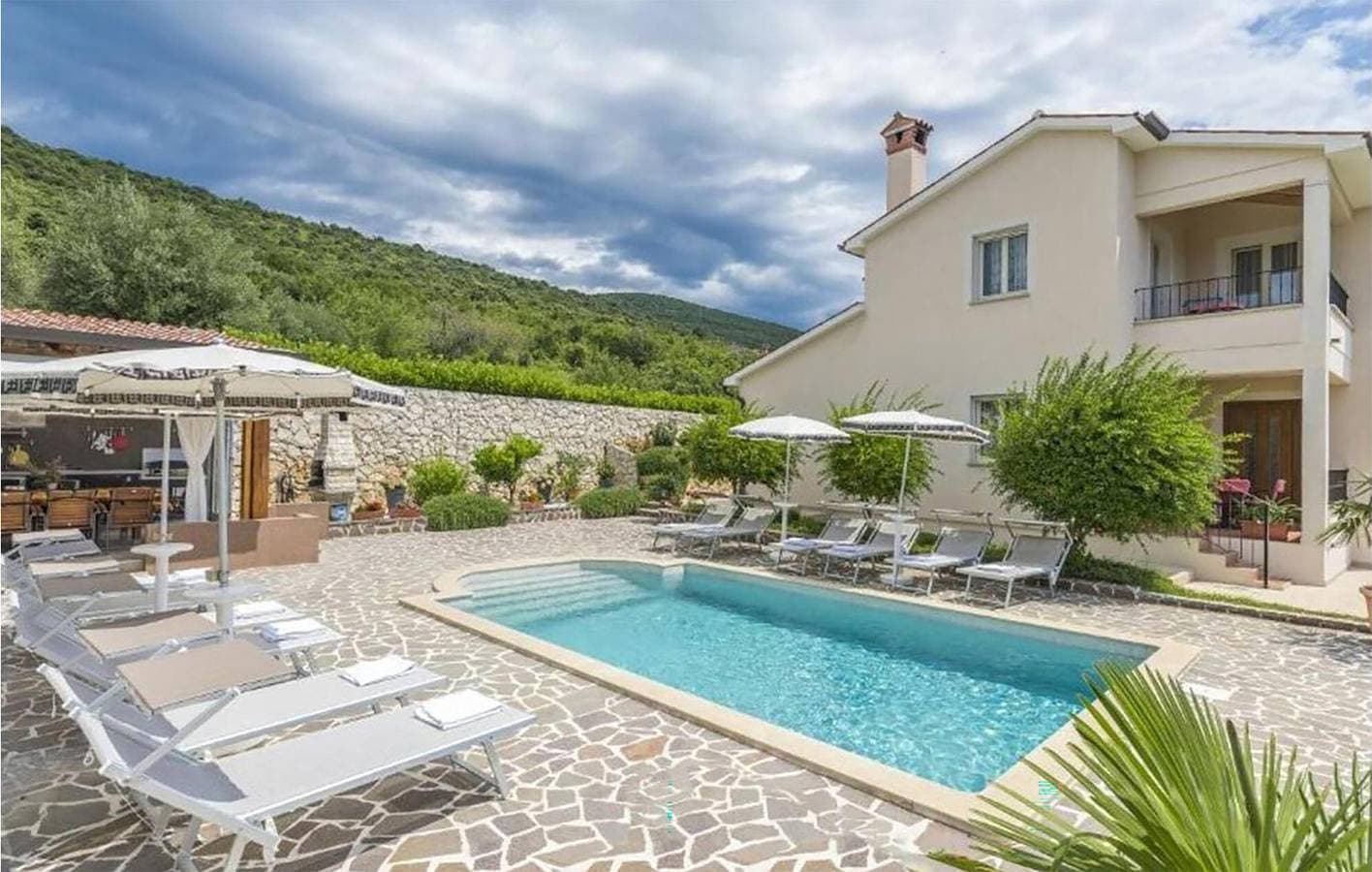 Oase am Meer: Modernes Apartment mit Terrasse und Pool, 2 km vom Strand entfernt 1