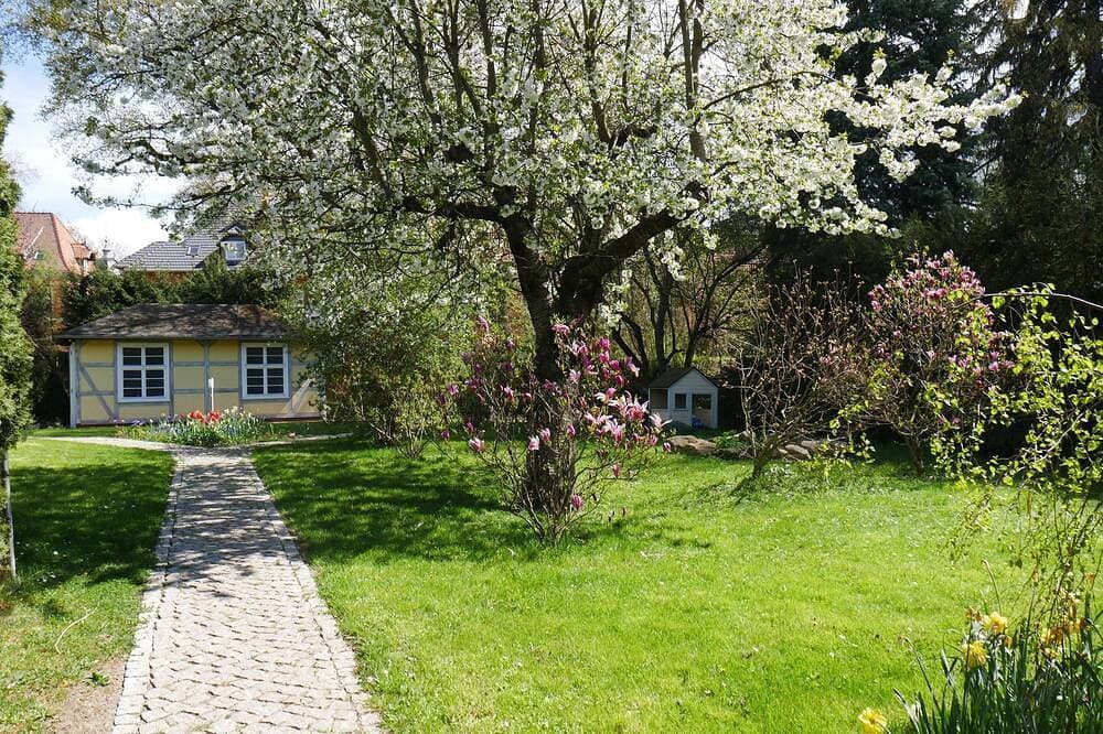 Foto 13 von 30: Idyllisches Ferienhaus mit Terrasse und romantischen Garten in zentraler Lage