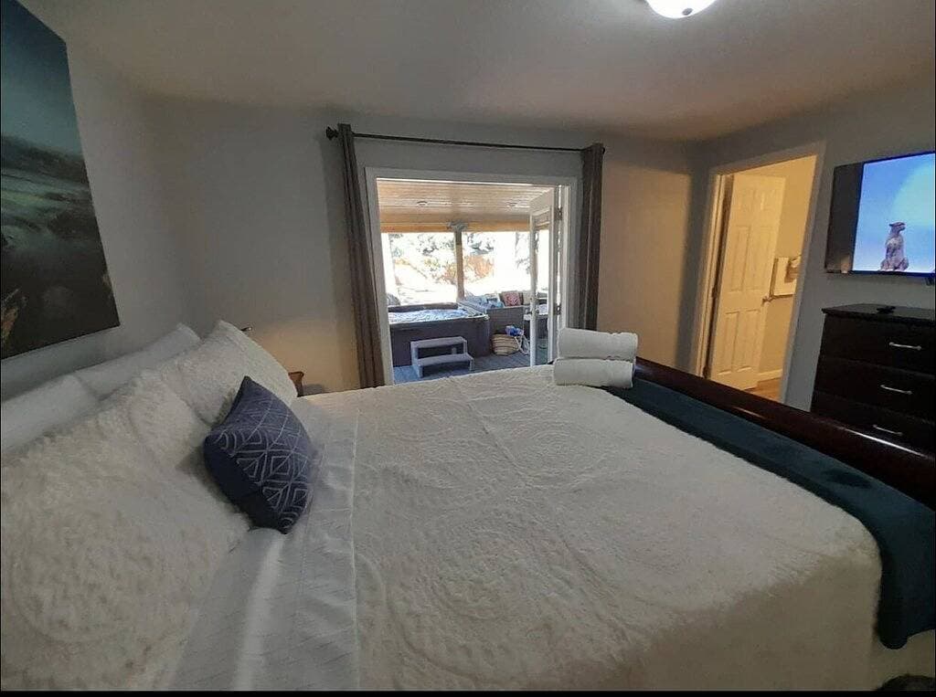 Cheerful 4 bedroom home  one level with hot tub and park like feel 1