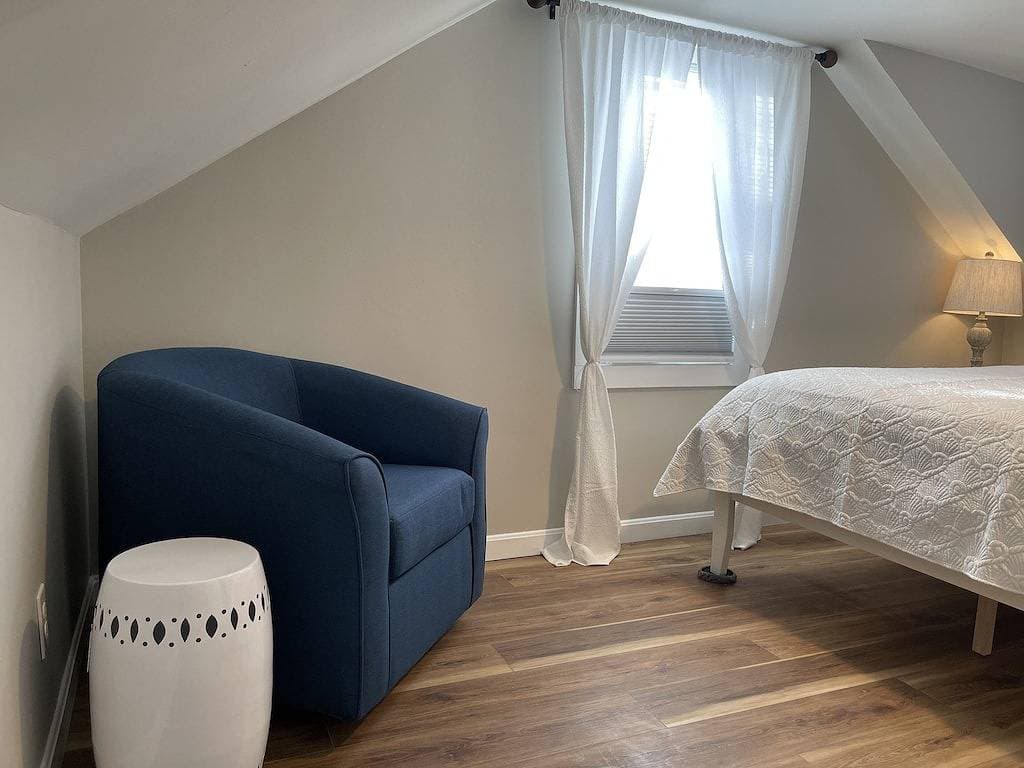 Foto 6 von 29: Innenstadt Bar Harbor, 2 Kingsize-Betten & Terrassen, Parkplätze für 3 kleine Autos, städtischer Pickleball-Platz hinten