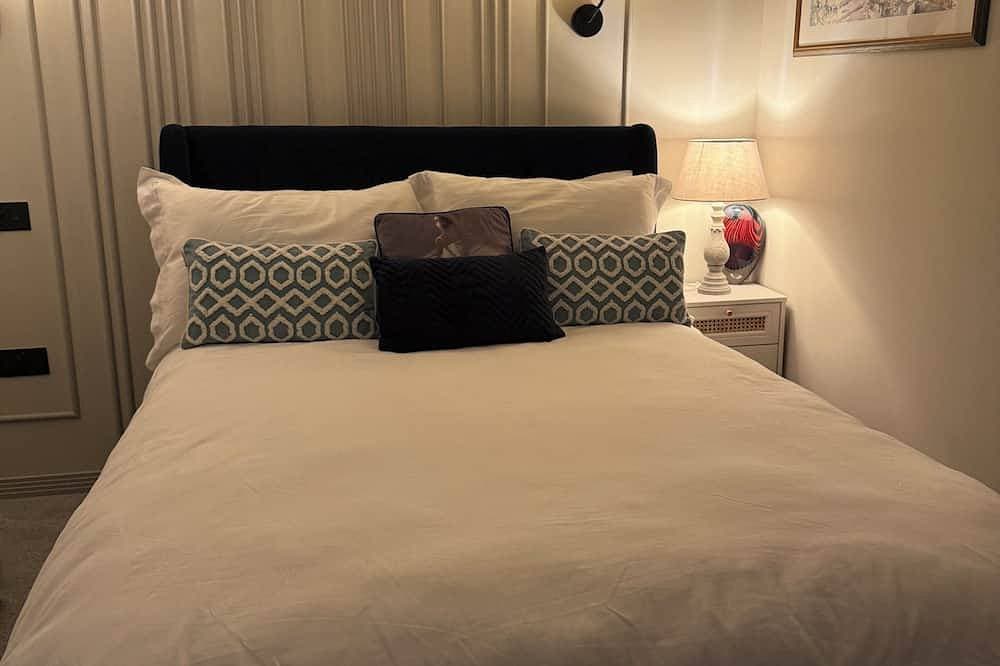 Foto 3 von 10: 10mins  drive from Terminal 5 & 35 mins train to London Waterloo