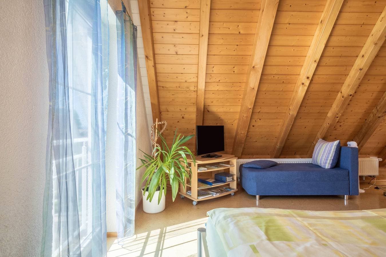 Foto 9 von 19: Gemütliche Ferienwohnung im Dachgeschoss "Haus Sonnenschein" mit WLAN, Terrasse & Garten