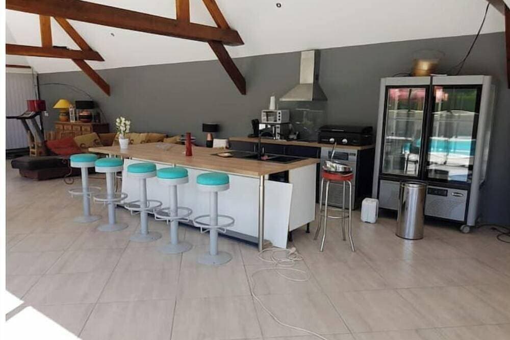 Country outbuilding, swimming pool, large living room, sleeps 10 1