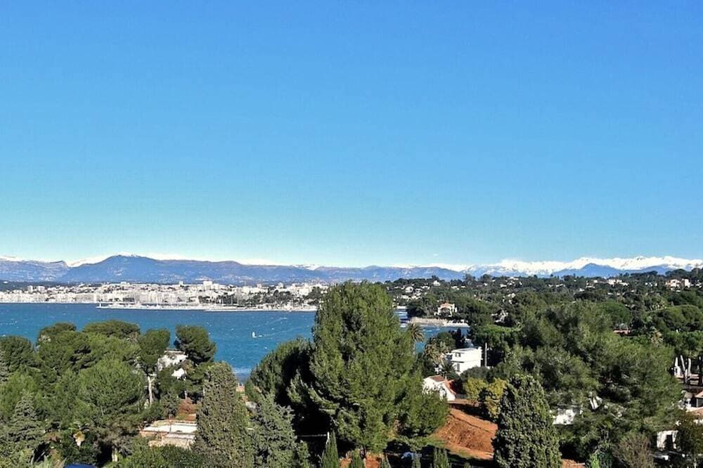 Foto 12 von 16: Antibes: Hervorragendes klimatisiertes T2, 200 m von den Stränden entfernt. Zimmer mit Terrasse, geschlossener Park