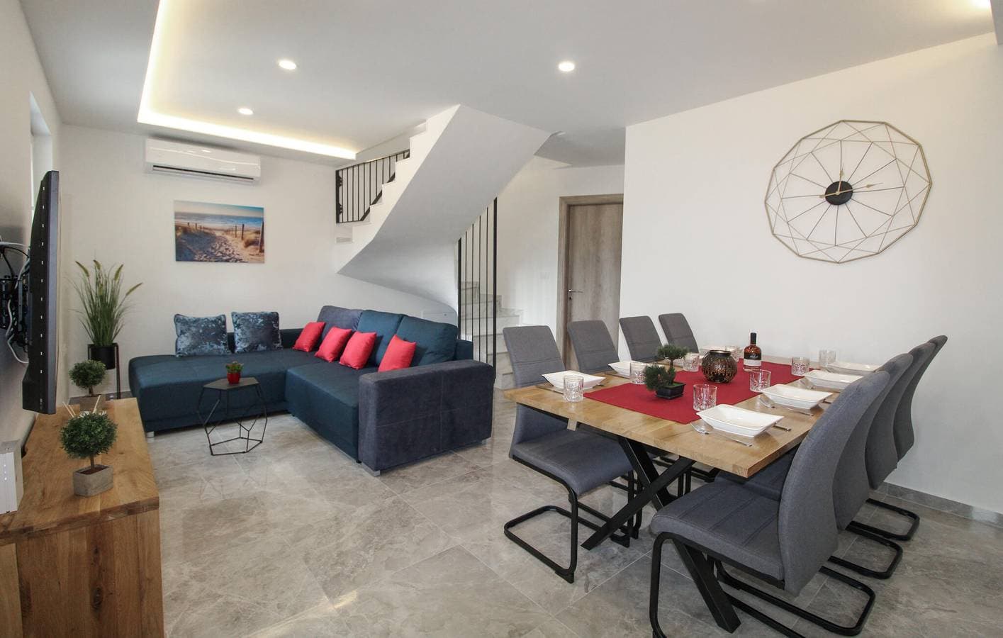 Foto 10 von 43: Geräumige 110 m² große Wohnung mit Pool und Terrasse in Raša, 2 km vom Stadtzentrum entfernt