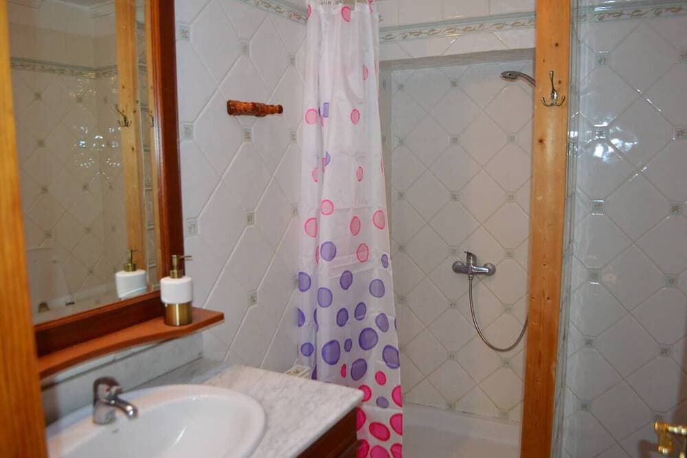 Foto 12 von 30: This twin room has two single beds with a private separate bathroom ( bathroom across the hallway). The view is of the whole garden area and the sea can be seen on clear days.