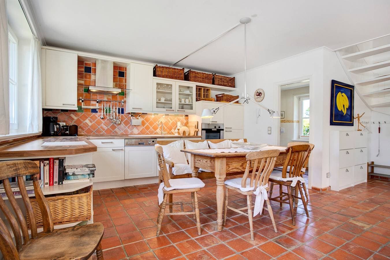 Foto 9 von 29: Ferienhaus "5 Sterne Reetdachhaus Wildröschen" mit privaten Terrassen, Garten und WLAN