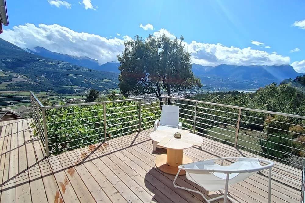 Spacious apartment with magnificent view and terrace, on the 1st floor of a villa. 1
