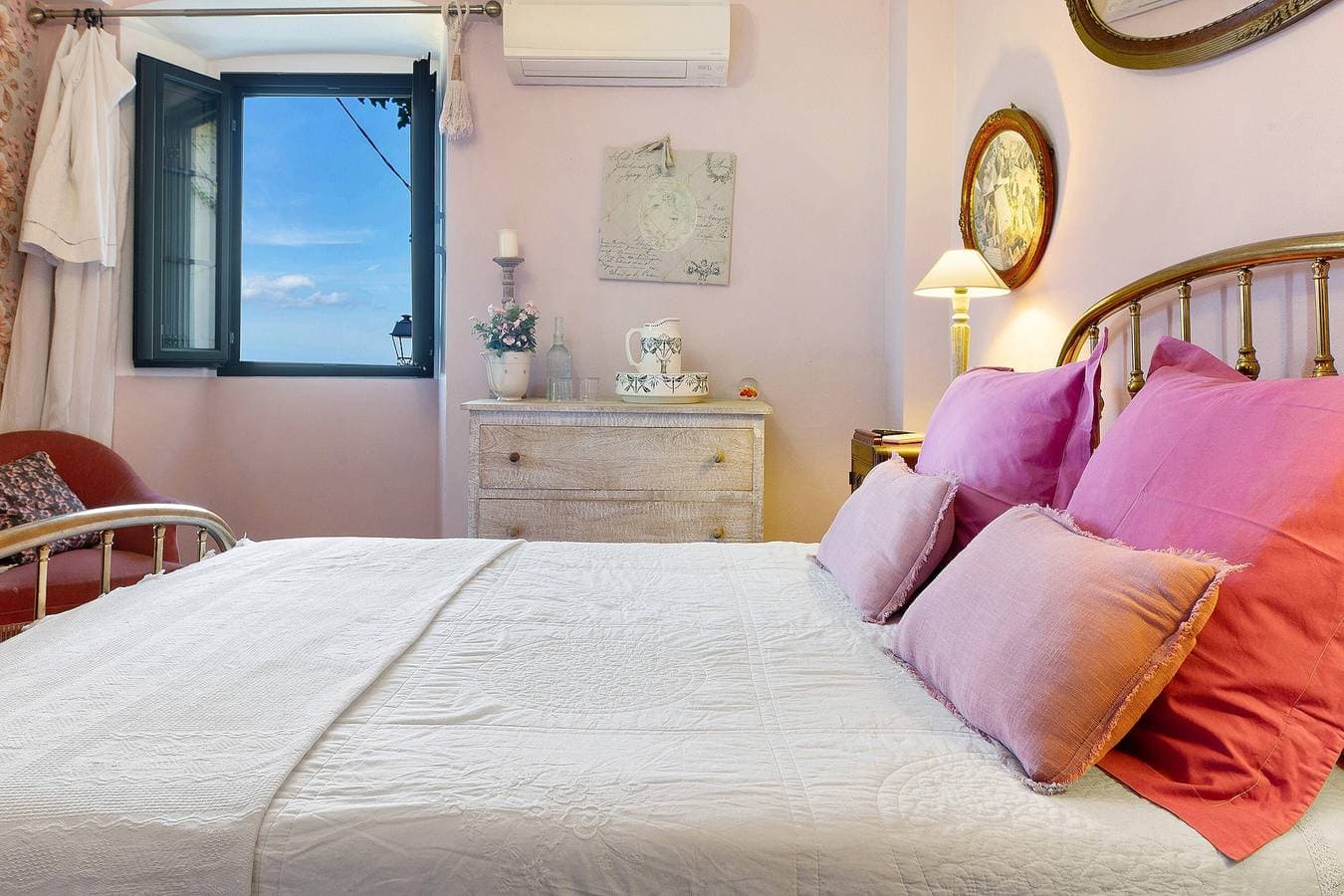 Foto 4 von 38: Gästehaus Casa Ghjunca – Zimmer Ciucciarella mit Blick auf Dorf und Berge