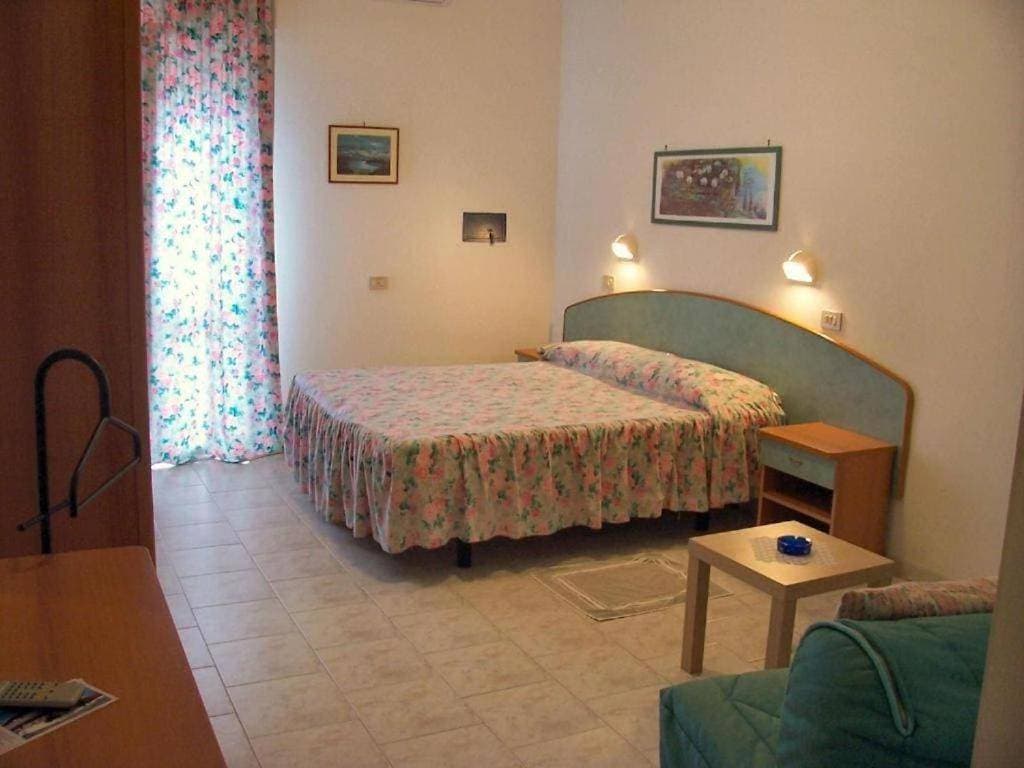 Foto 2 von 3: Economy Double Room