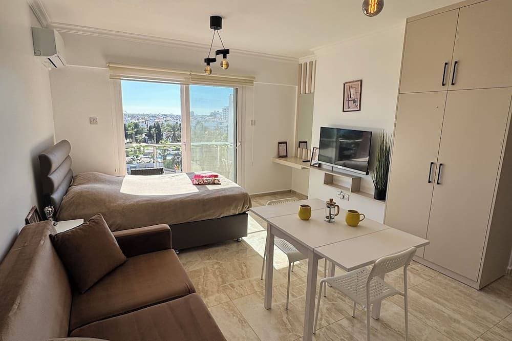 Foto 8 von 18: Beautiful Sea View Studio with Pool. 5-Min Walk to the Beach