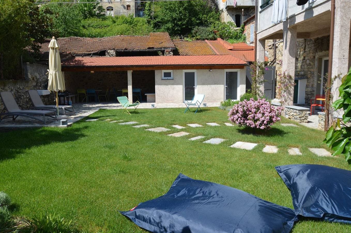 Foto 2 von 27: Helle Altbau-Mansardenwohnung mit romantischer Dachterrasse und Garten