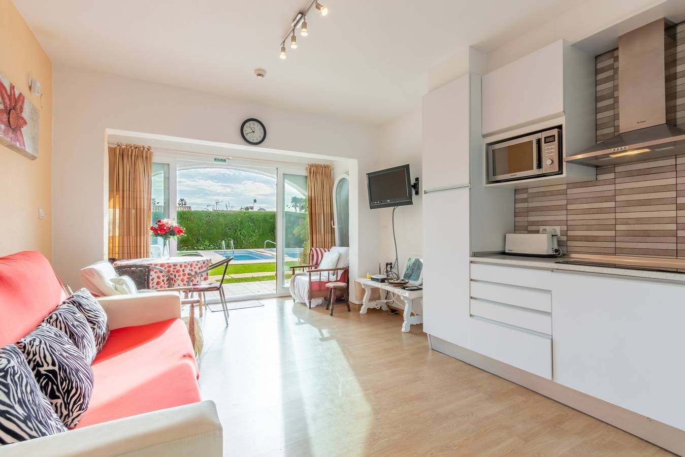 Foto 4 von 22: Gut ausgestatteter 1-Zimmer-Bungalow mit Bergblick, Pool, WLAN und Terrasse