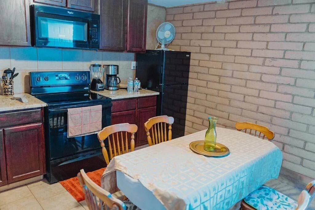 Foto 11 von 20: Retro Comfortable Studio w/Private Entrance #3 🐶