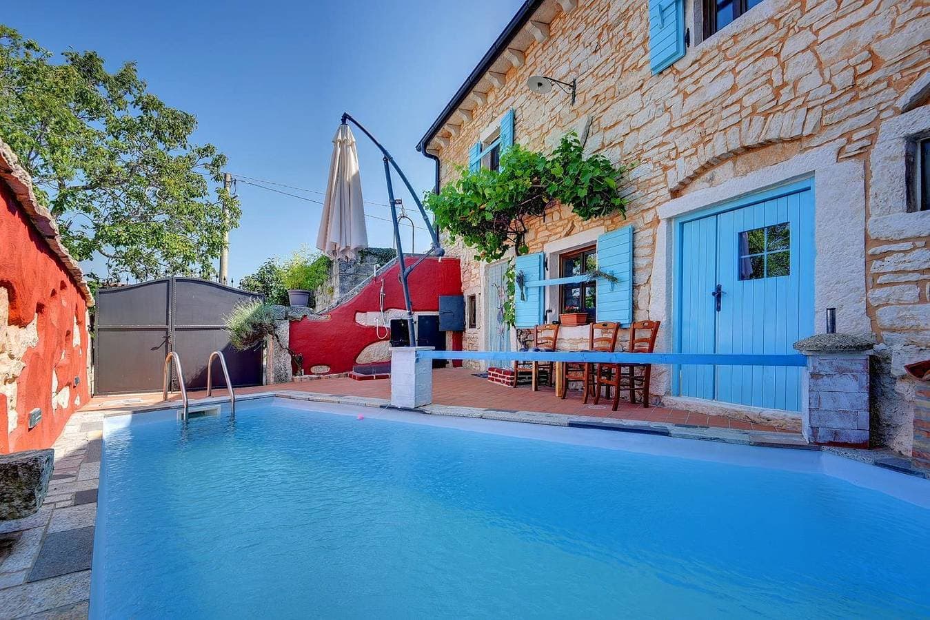Foto 2 von 27: Traumhafte Steinvilla mit Privatpool, Dart, Sommerküche
