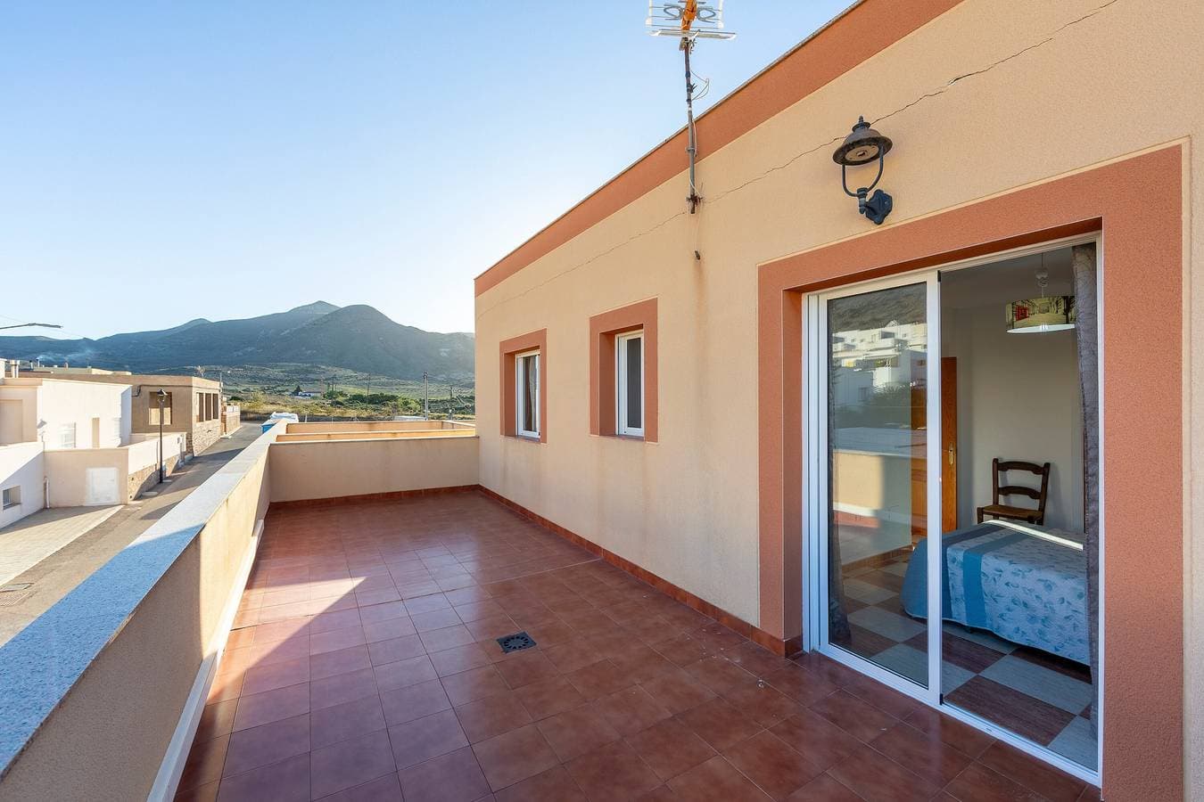 Foto 12 von 23: Haustierfreundliche Ferienwohnung Las Cuatro Lunas mit Bergblick, Terrasse und Klimaanlage