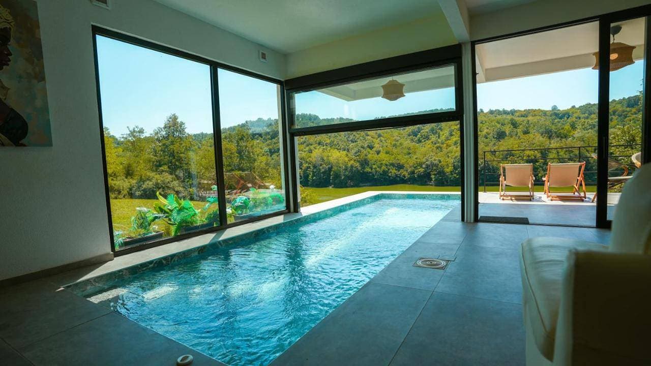 Lake & Pool Paradise 1