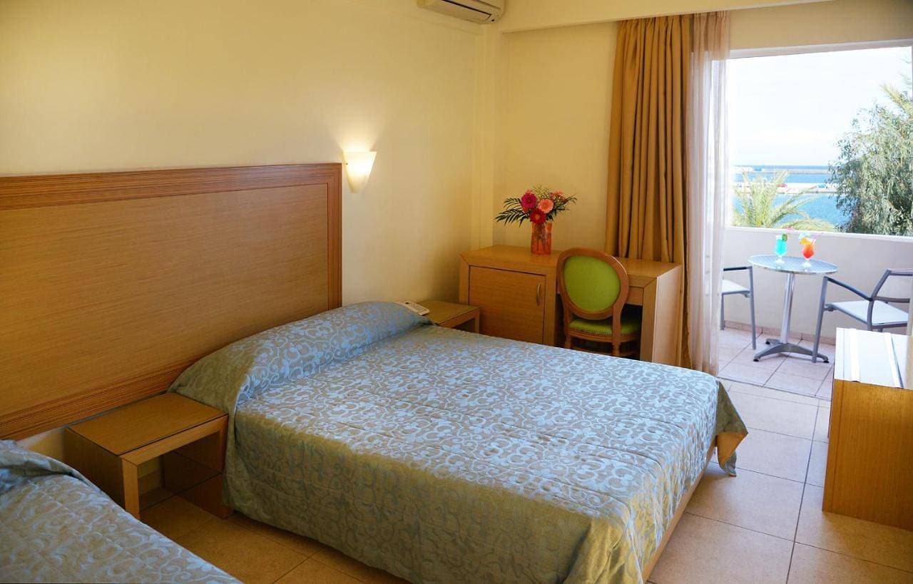 Foto 4 von 7: Double or Twin Room with Side Sea View