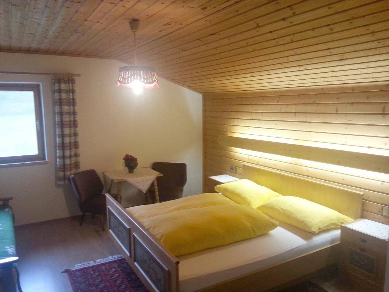Foto 2 von 12: Double Room with Shared Bathroom