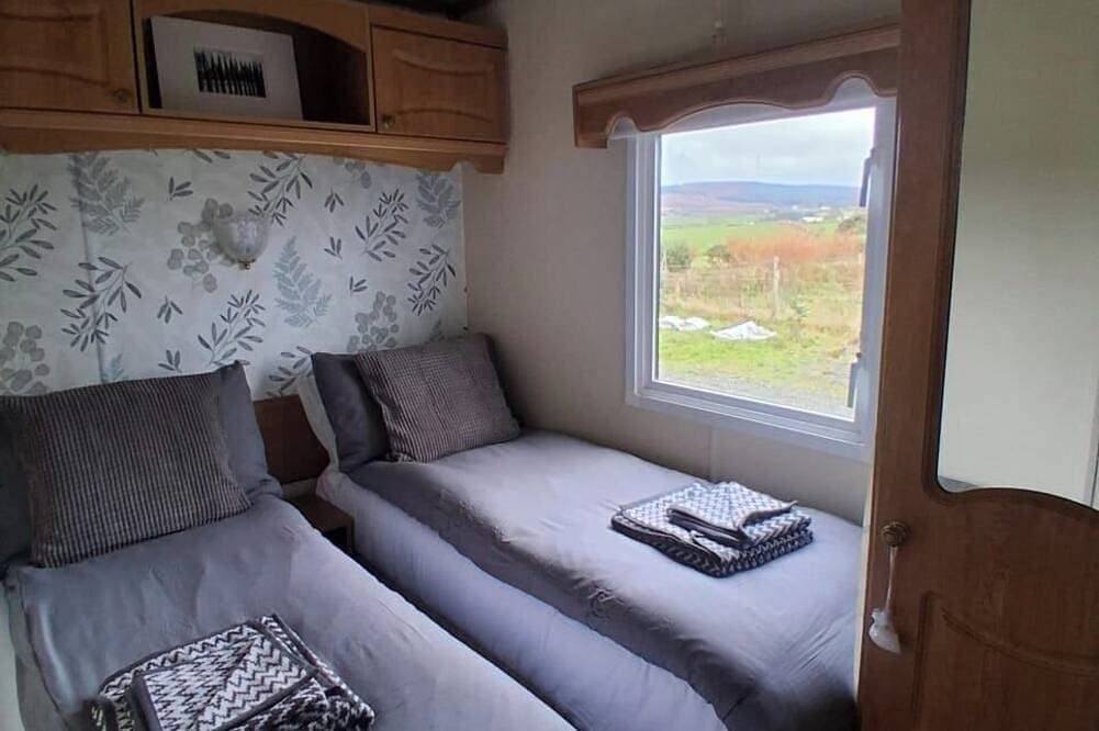 Foto 2 von 15: Cozy Carrowmenagh Cabin Retreat