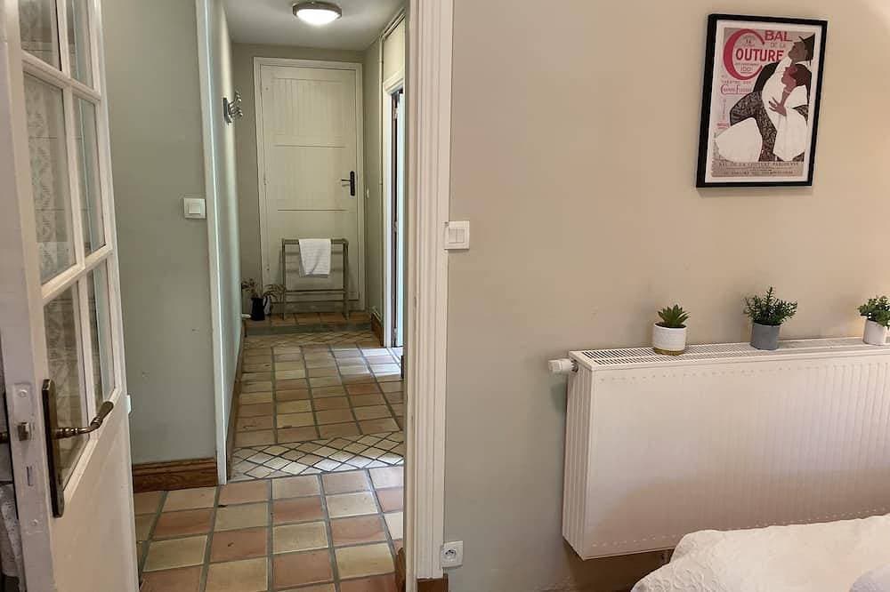 Foto 12 von 30: Ein schönes romantisches Schlafzimmer mit Mezzaninbereich, Badezimmer und privatem Garten