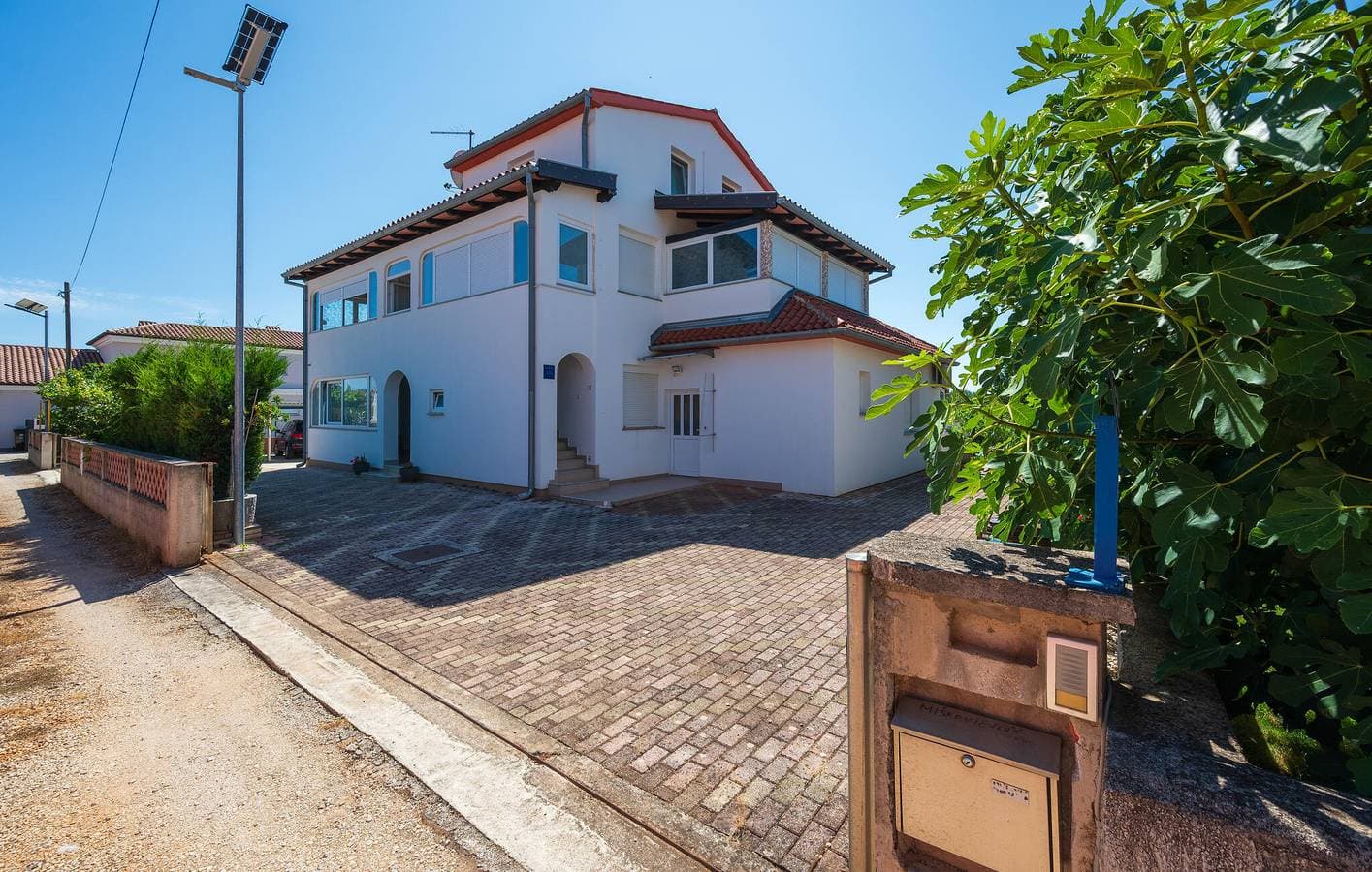 Gemütliche Ferienwohnung mit Terrasse, WLAN und Parkplatz in der Nähe der Küste und des Stadtzentrums 1