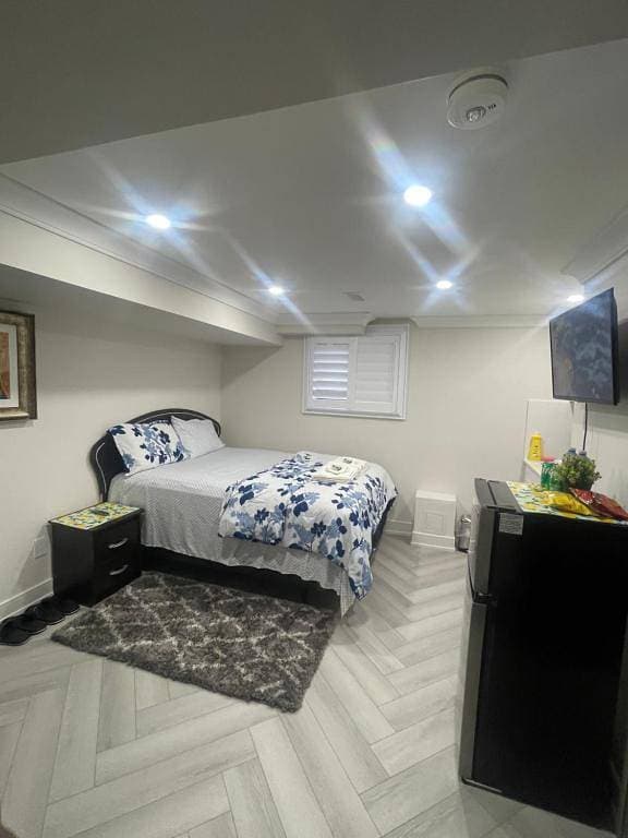 Luxuriöses Zimmer mit privatem Bett und Bad im Untergeschoss in Toronto 1