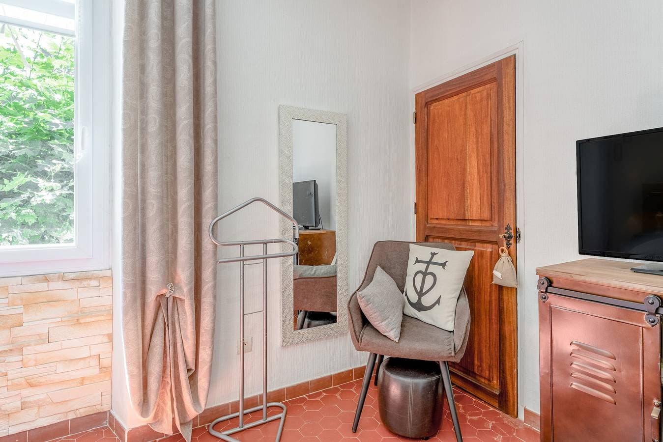 Foto 8 von 21: Gästezimmer „Aux Portes Des Alpilles“ mit Gemeinschaftspool, WLAN und Klimaanlage