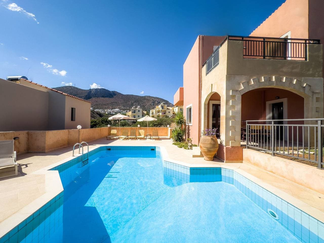 Foto 11 von 14: Niriides Villas_ Dafne _ 3-Schlafzimmer privater Pool