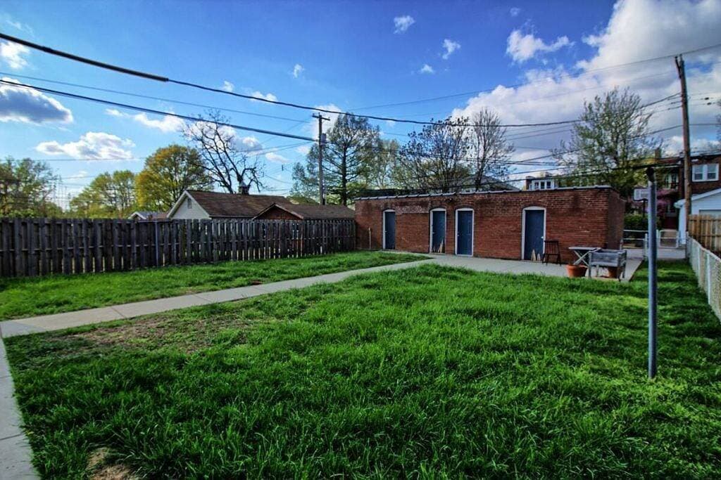 Foto 9 von 26: Stunning Minimalist Gem | Fenced Backyard + W/D