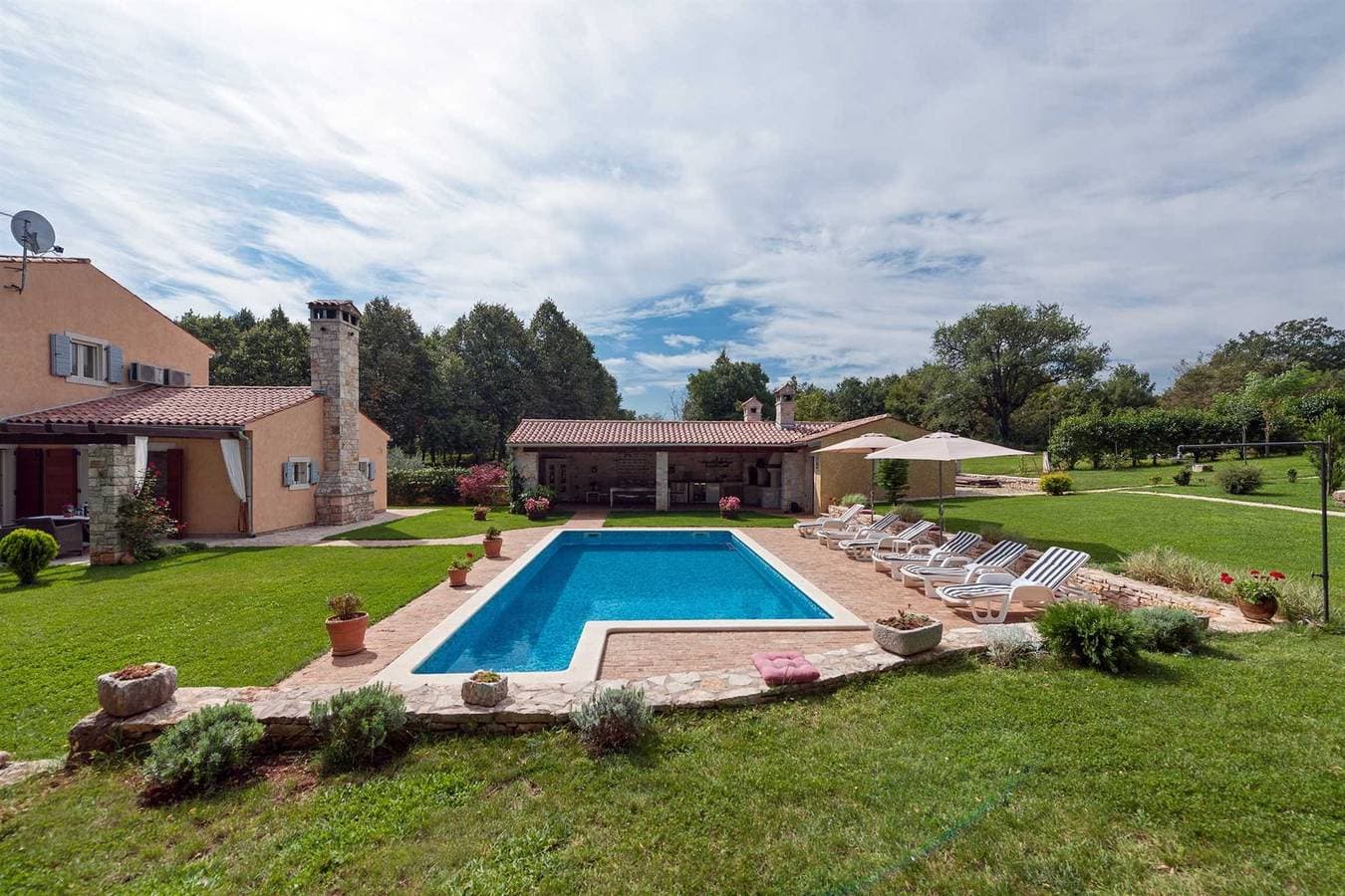 Foto 3 von 72: Ferienhaus Green Escape mit Pool