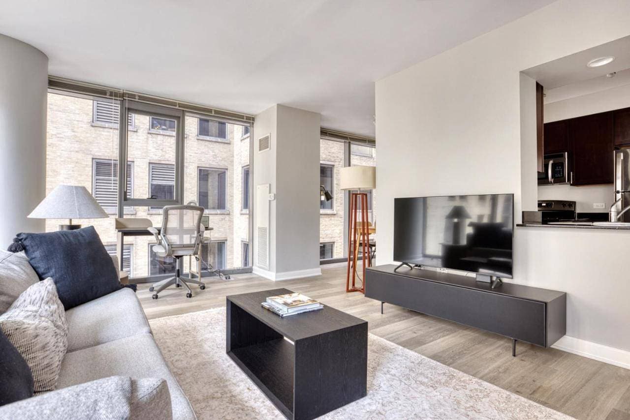 Loop 1BR w gym pool lounge 1 block from L CHI-671 1