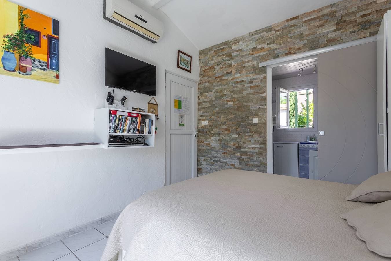 Foto 6 von 32: Gästezimmer „Chrisama“ mit Gemeinschaftspool, WLAN und Klimaanlage