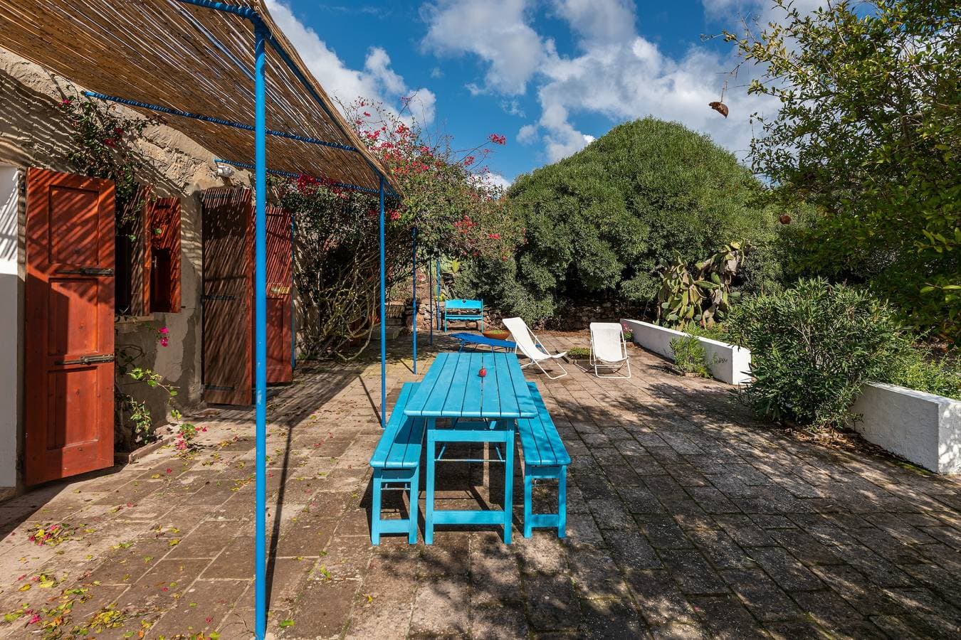 Foto 3 von 28: Charmantes Ferienhaus "Dimora tipica Carlofortina" mit Meerblick, Bergblick & Terrasse