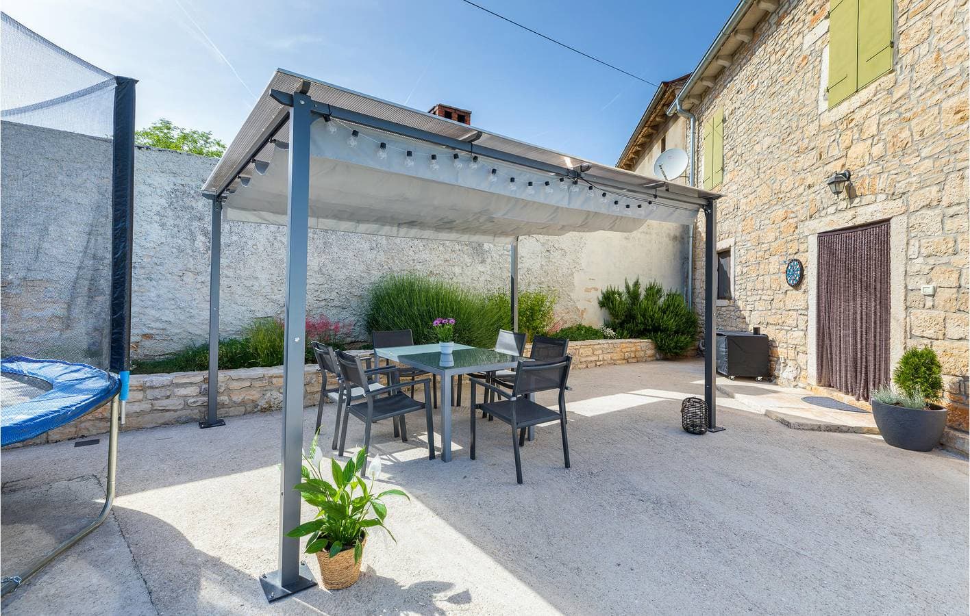 Foto 9 von 28: Charmante 70 m² große Wohnung mit Pool, Terrasse und WLAN in der Nähe von Sehenswürdigkeiten