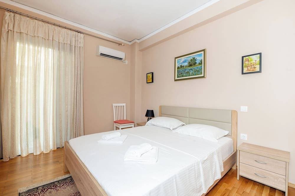 Foto 3 von 20: Charming & Authentic Gem - Walk to Port & Shops! Spacious with two balconies.
