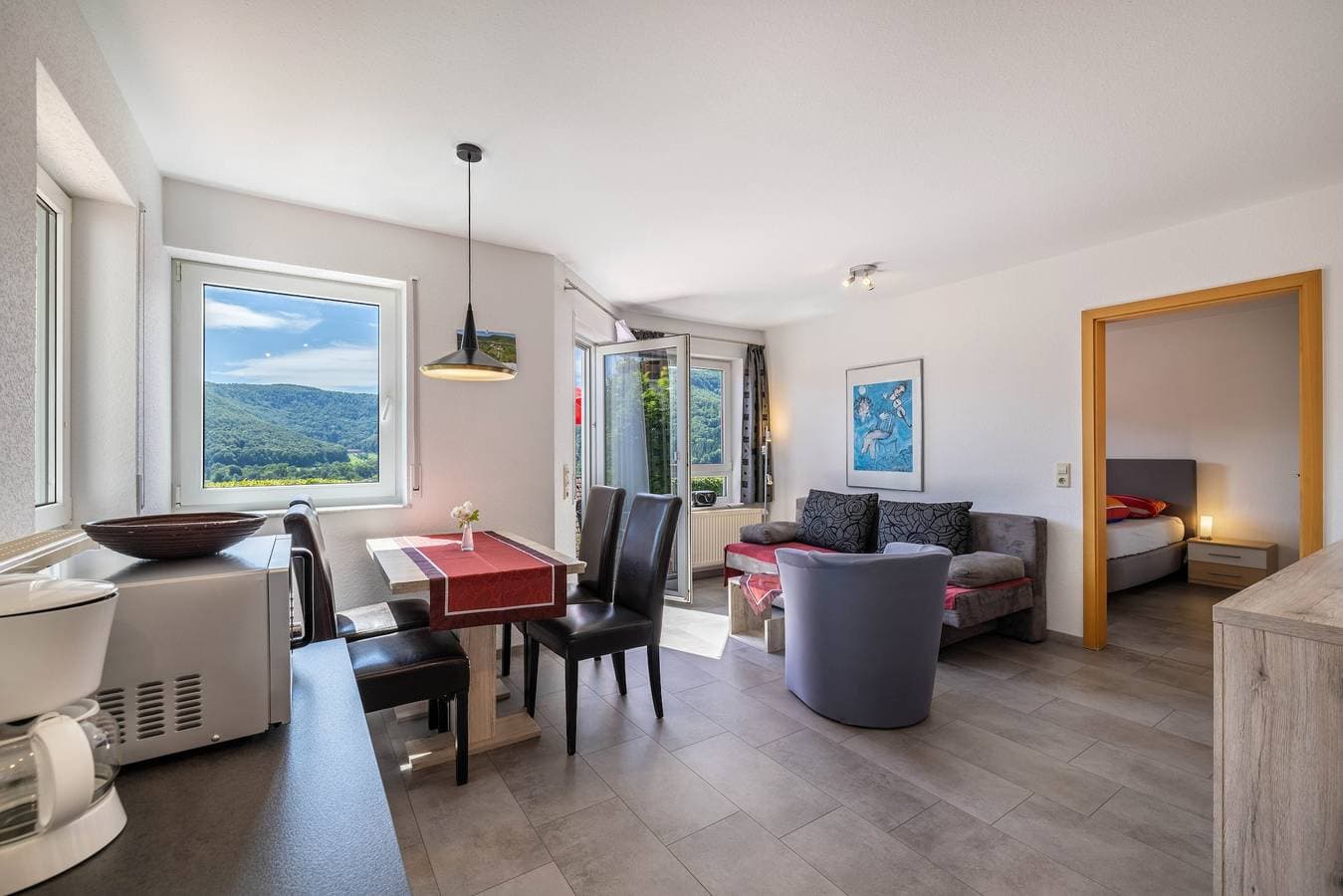 Foto 7 von 32: Ferienwohnung mit Bergblick, privater Terrasse und Wi-Fi