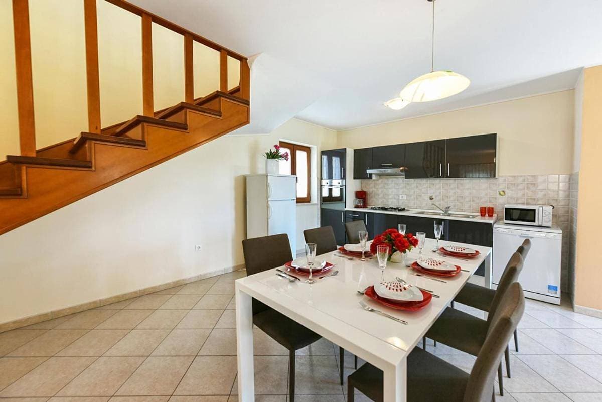 Foto 10 von 18: Sveti Lovrec Pazenaticki Villa Sleeps 6 Pool WiFi
