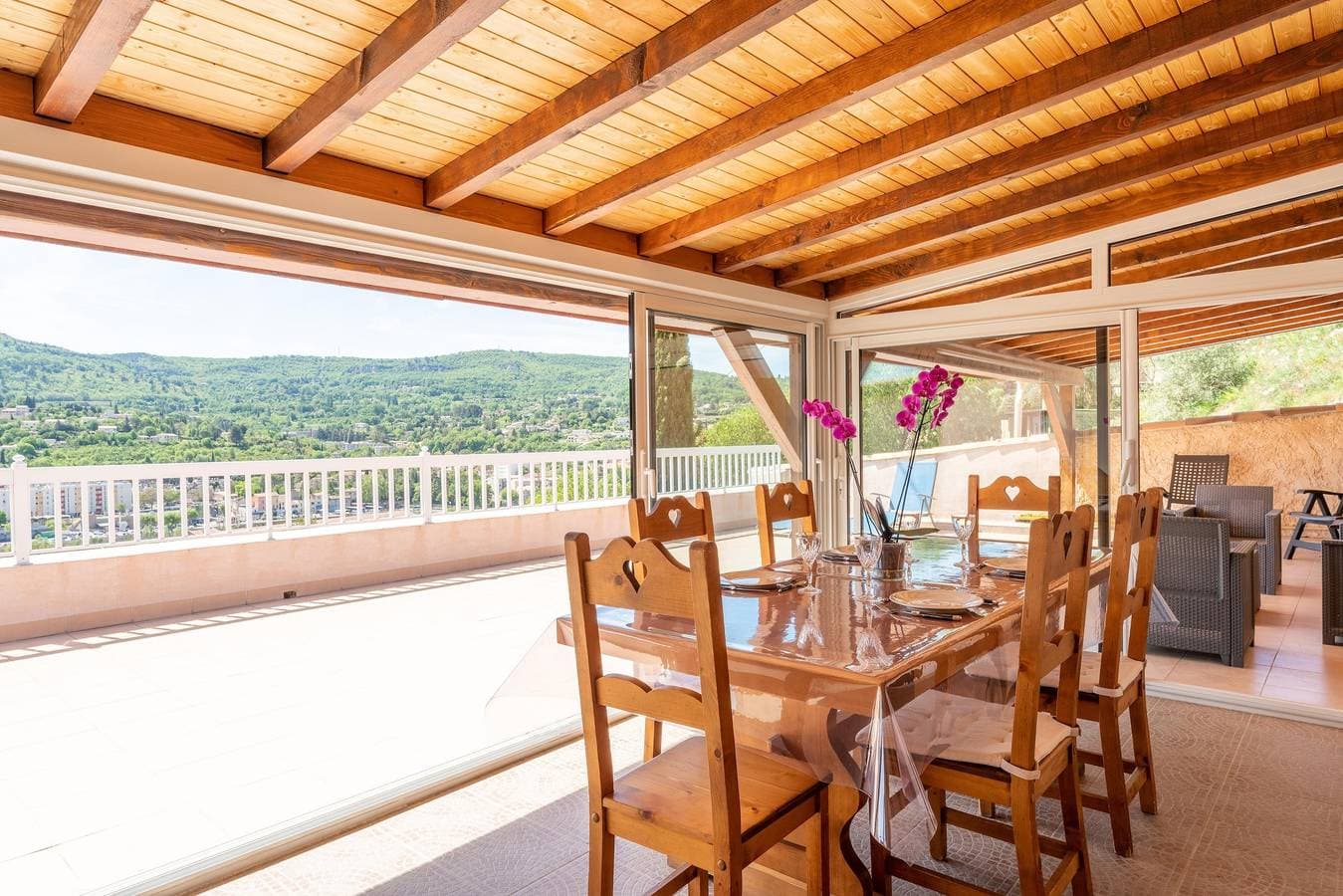 Foto 3 von 26: Ferienhaus „Villa du Soleil Levant“ mit Bergblick, WLAN & Klimaanlage