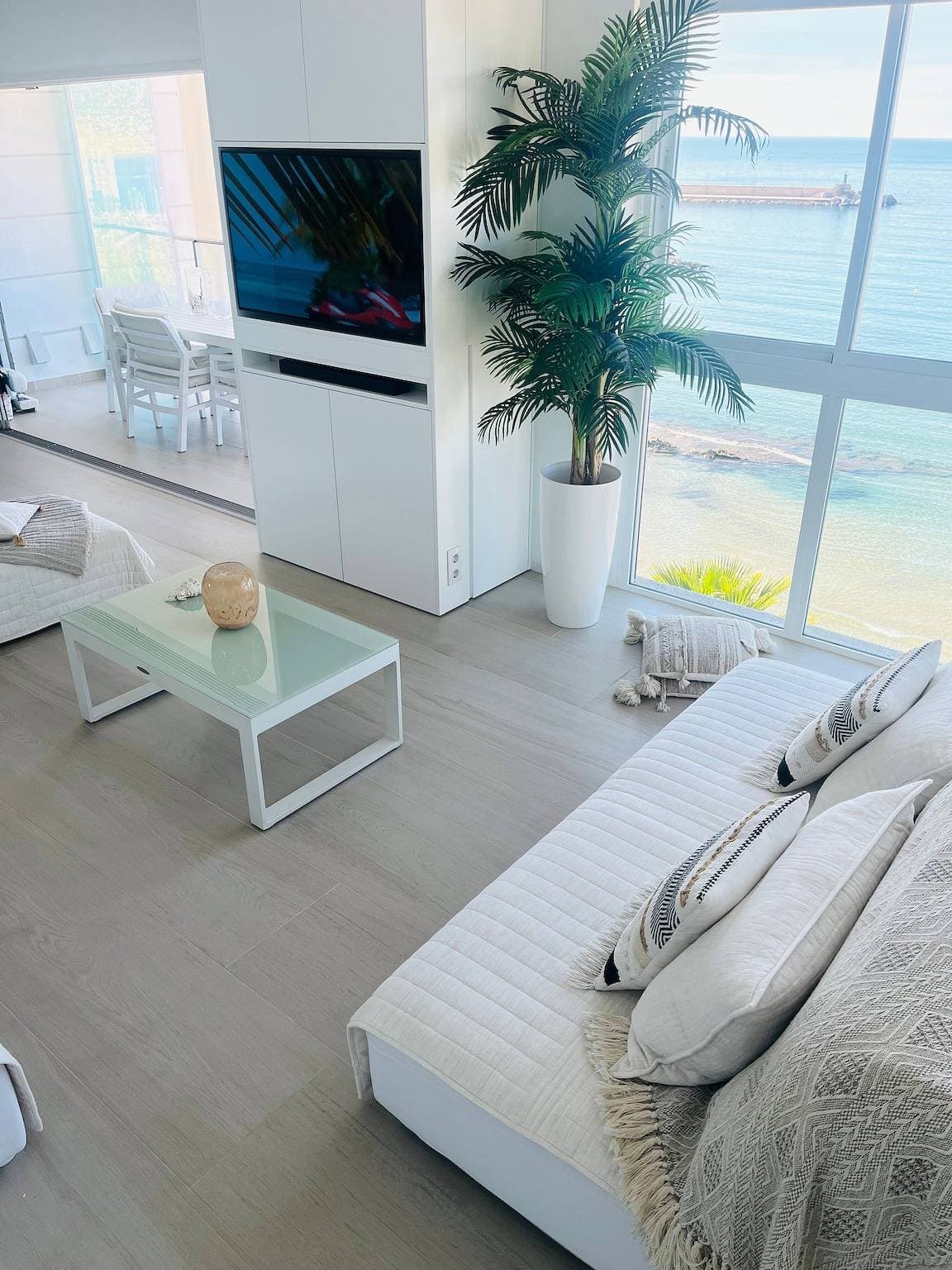 Foto 12 von 38: Luxusapartment am Strand mit Meerblick, Pool, Garten und WLAN