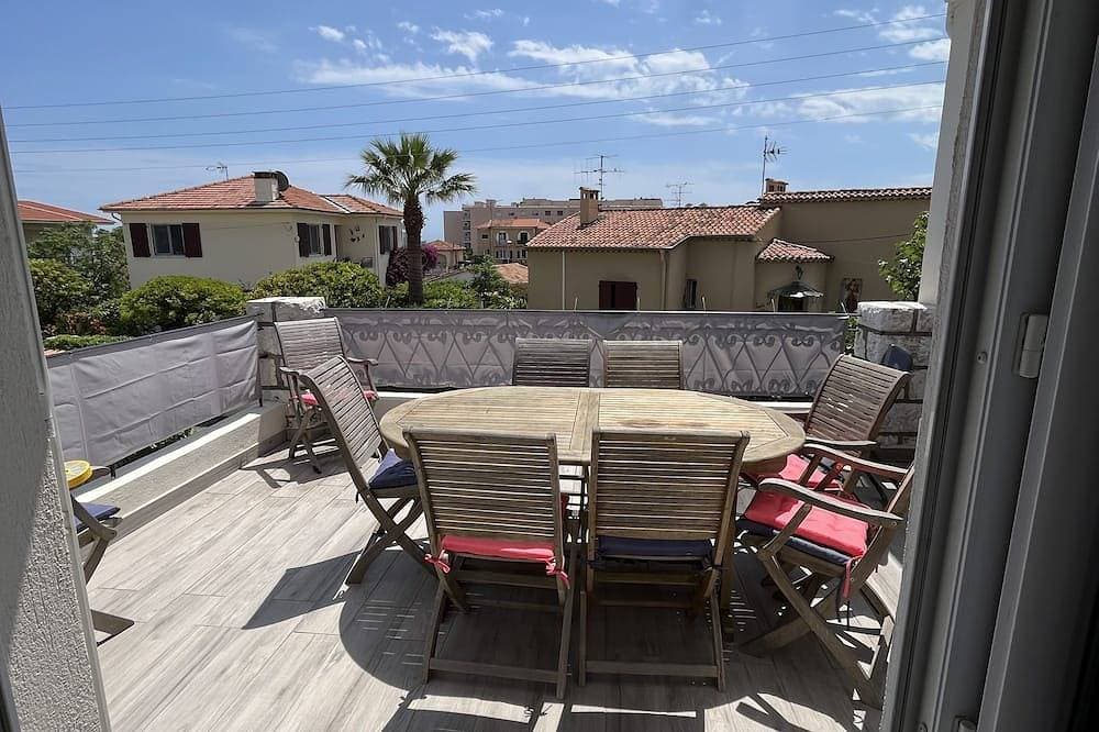 Superb upstairs villa with private garden and parking. 1