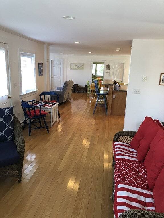 Foto 3 von 31: Quaint airy open concept 4 bedroom