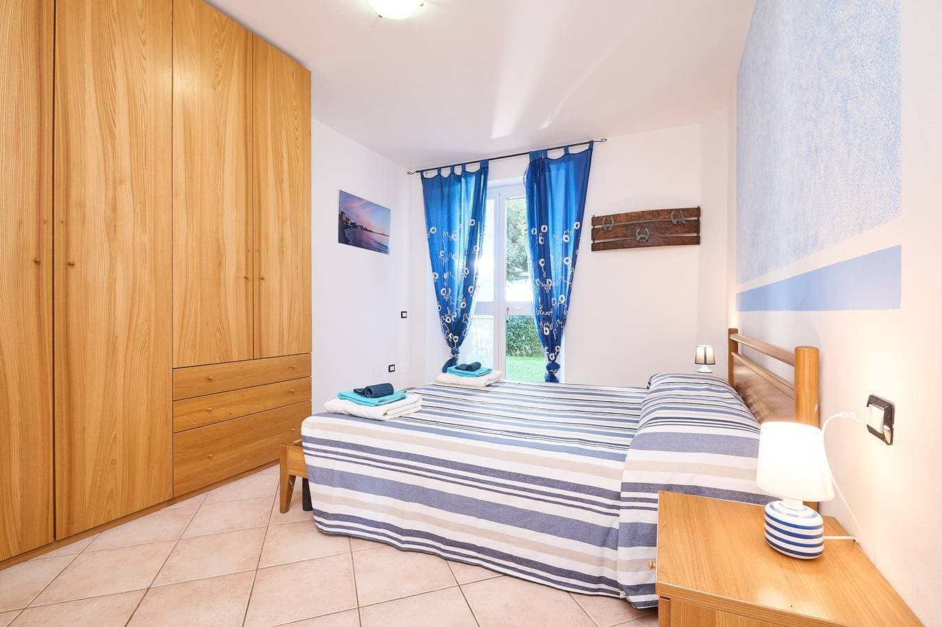 Foto 3 von 26: Ferienwohnung "Blu" mit Meerblick, Gemeinschaftspool und WLAN