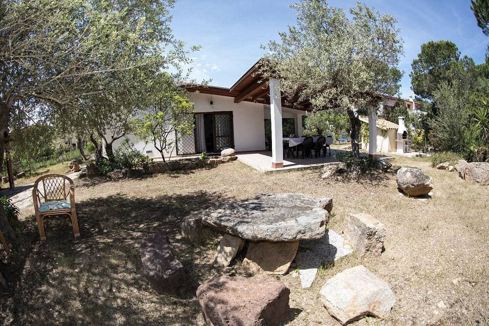 Villa Paradiso, in the beach by foot, big garden,  Wifi, all inclusive 1